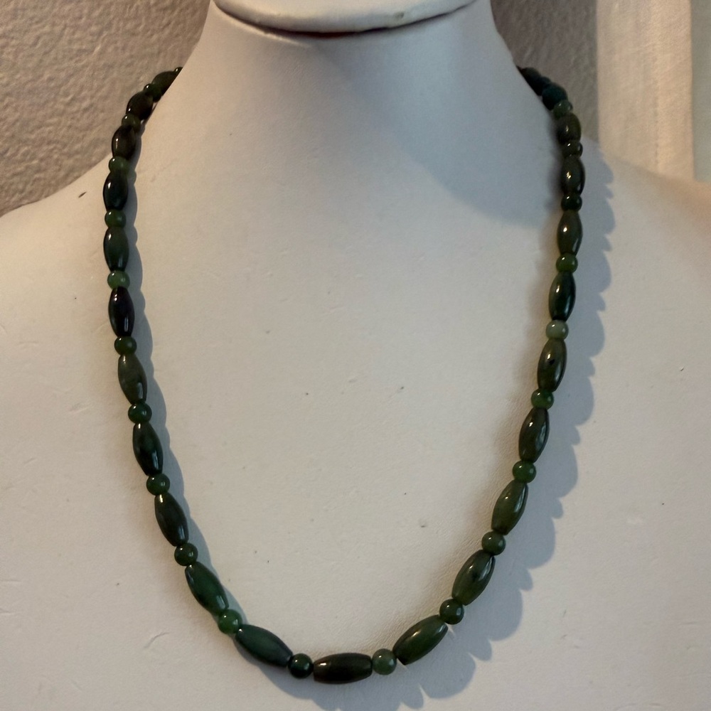 Nephrite jade barrel and round bead solid sterling silver necklace - Picture 5 of 9